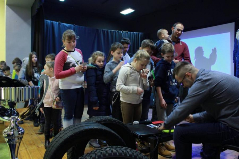 Załoga rajdowa odwiedziła srebrnogórską młodzież