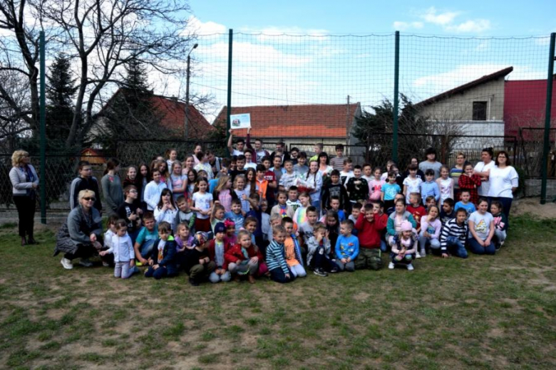 Nowe ogrodzenie boiska przy szkole podstawowej w Zwróconej