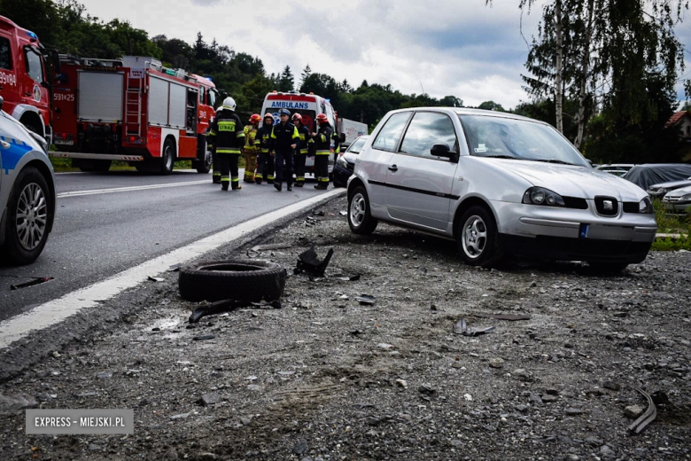 Zderzenie osobówki z ciężarówką w Bardzie 