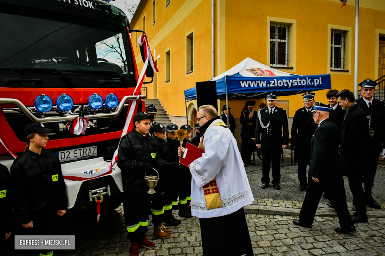 Oficjalne przekazanie nowego wozu strażakom-ochotnikom ze Złotego Stoku