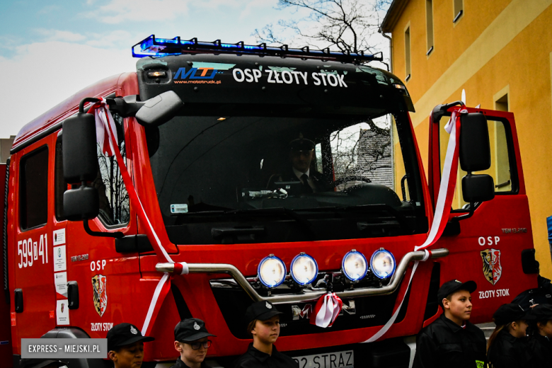 Oficjalne przekazanie nowego wozu strażakom-ochotnikom ze Złotego Stoku