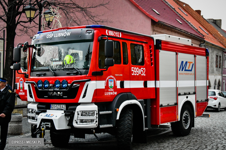 Oficjalne przekazanie nowego wozu strażakom-ochotnikom ze Złotego Stoku