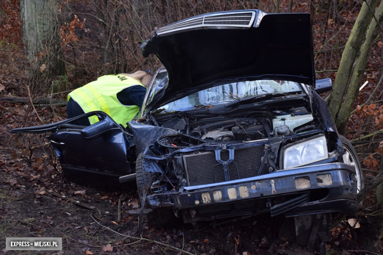 Mercedes wypadł z drogi na krajowej ósemce w Dębowinie