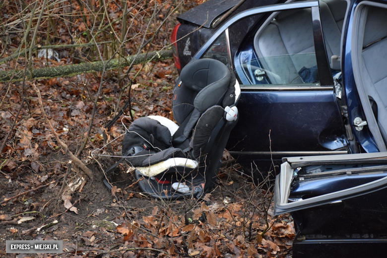 Mercedes wypadł z drogi na krajowej ósemce w Dębowinie