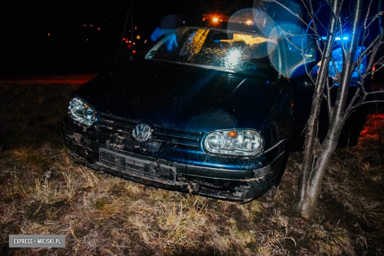 Volkswagen wypadł z drogi w Budzowie. Kierowca w szpitalu 