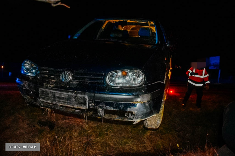 Volkswagen wypadł z drogi w Budzowie. Kierowca w szpitalu 