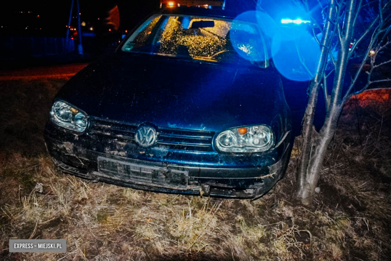 Volkswagen wypadł z drogi w Budzowie. Kierowca w szpitalu 