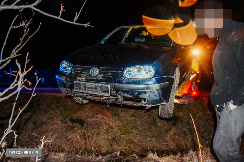 Volkswagen wypadł z drogi w Budzowie. Kierowca w szpitalu 