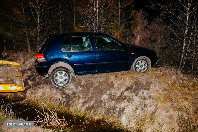 Volkswagen wypadł z drogi w Budzowie. Kierowca w szpitalu 