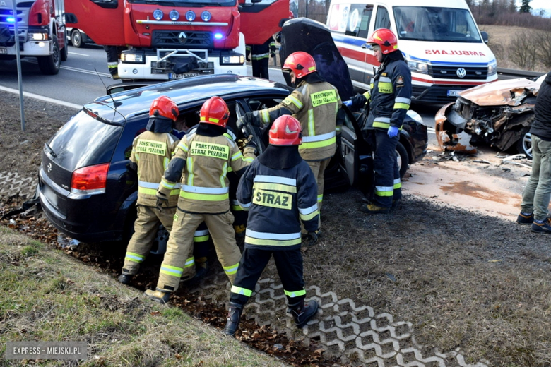 Czołowe zderzenie dwóch osobówek na krajowej ósemce w Dębowinie