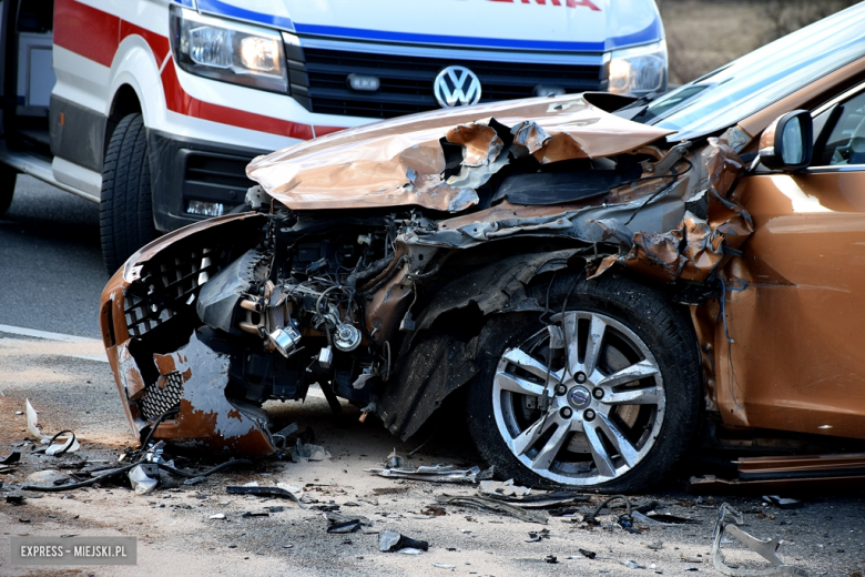 Czołowe zderzenie dwóch osobówek na krajowej ósemce w Dębowinie