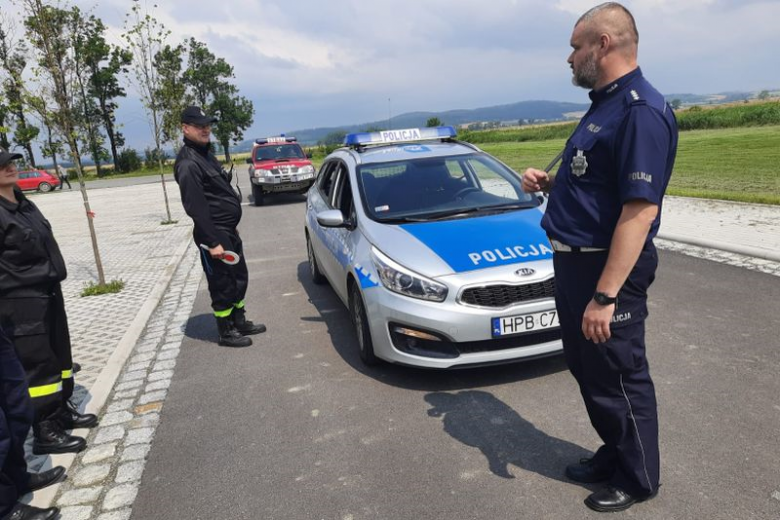 Policjanci szkolili strażaków-ochotników z Budzowa z zakresu kierowania ruchem