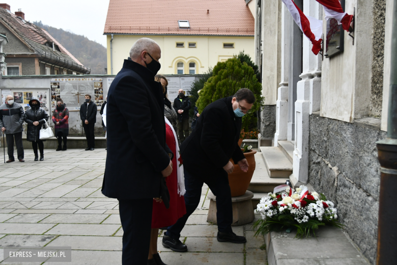 102. rocznica odzyskania Niepodległości. Oficjele złożyli kwiaty przed tablicą upamiętniającą Sybiraków