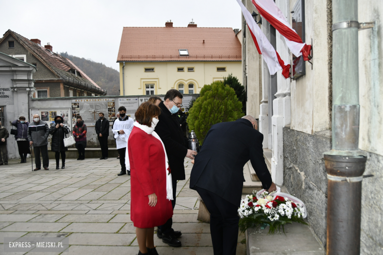 102. rocznica odzyskania Niepodległości. Oficjele złożyli kwiaty przed tablicą upamiętniającą Sybiraków