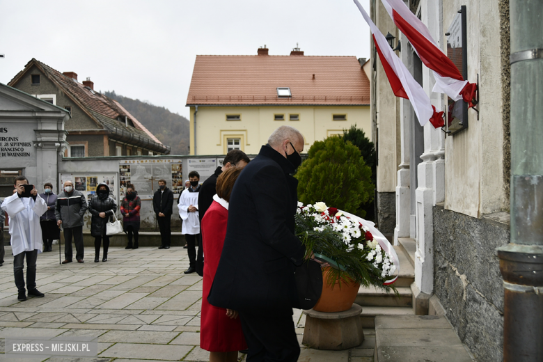 102. rocznica odzyskania Niepodległości. Oficjele złożyli kwiaty przed tablicą upamiętniającą Sybiraków