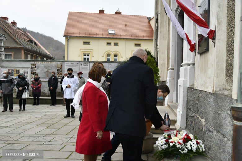 102. rocznica odzyskania Niepodległości. Oficjele złożyli kwiaty przed tablicą upamiętniającą Sybiraków