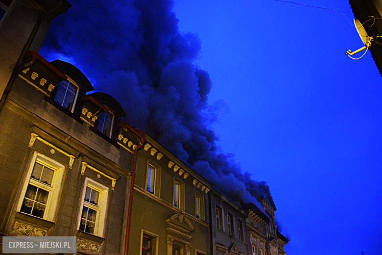 Pożar zabytkowej kamienicy na ul. Głównej w Bardzie. Dach nad głową straciło kilkanaście osób