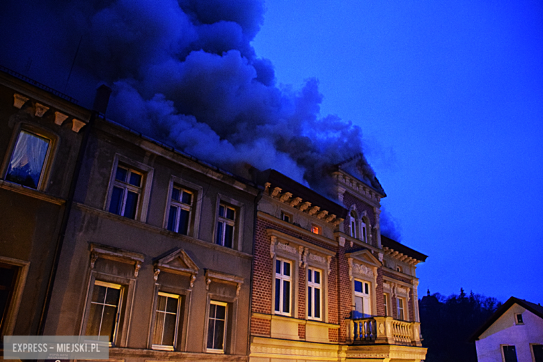 Pożar zabytkowej kamienicy na ul. Głównej w Bardzie. Dach nad głową straciło kilkanaście osób