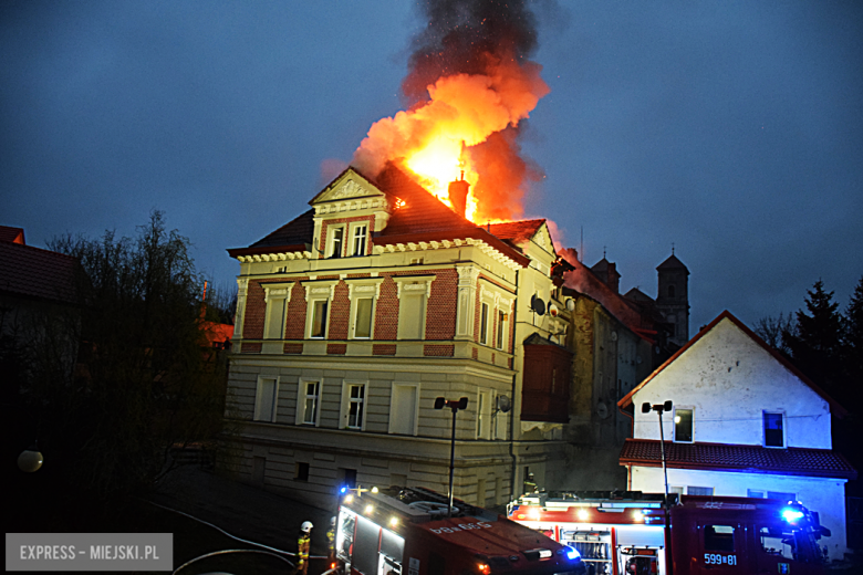 Pożar zabytkowej kamienicy na ul. Głównej w Bardzie. Dach nad głową straciło kilkanaście osób