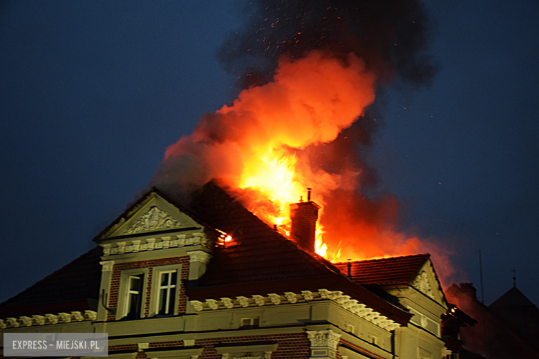 Pożar zabytkowej kamienicy na ul. Głównej w Bardzie. Dach nad głową straciło kilkanaście osób