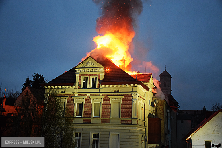 Pożar zabytkowej kamienicy na ul. Głównej w Bardzie. Dach nad głową straciło kilkanaście osób