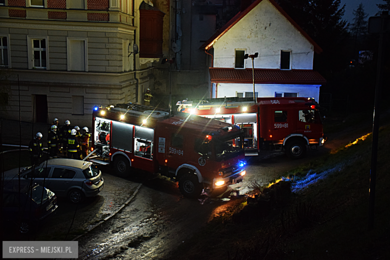 Pożar zabytkowej kamienicy na ul. Głównej w Bardzie. Dach nad głową straciło kilkanaście osób