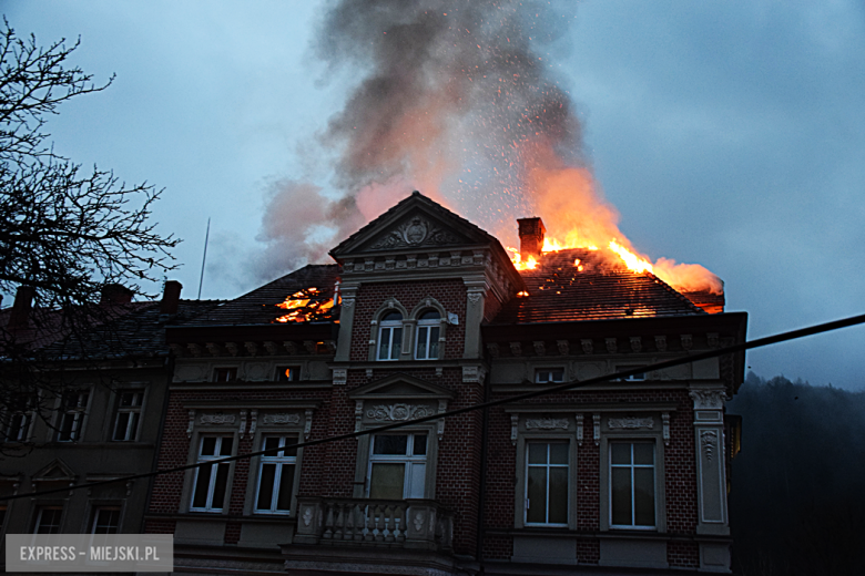 Pożar zabytkowej kamienicy na ul. Głównej w Bardzie. Dach nad głową straciło kilkanaście osób