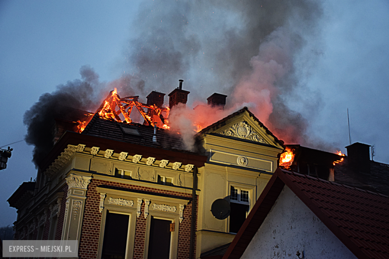 Pożar zabytkowej kamienicy na ul. Głównej w Bardzie. Dach nad głową straciło kilkanaście osób