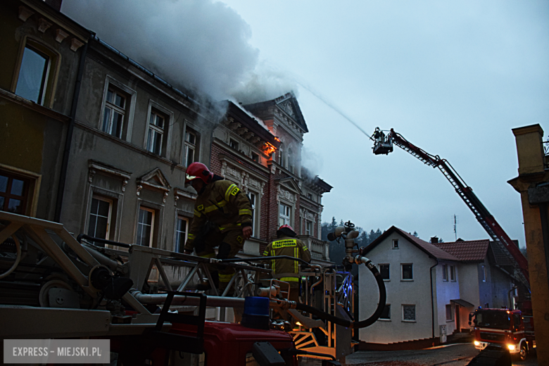 Pożar zabytkowej kamienicy na ul. Głównej w Bardzie. Dach nad głową straciło kilkanaście osób