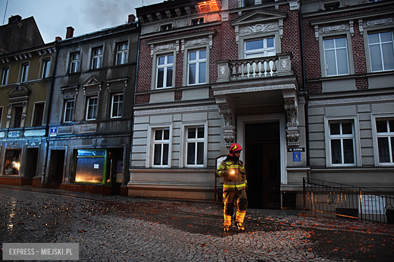 Pożar zabytkowej kamienicy na ul. Głównej w Bardzie. Dach nad głową straciło kilkanaście osób