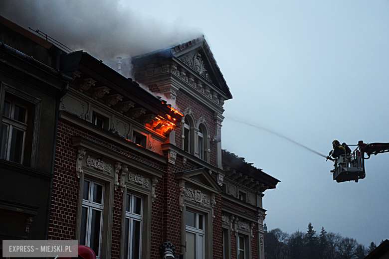 Pożar zabytkowej kamienicy na ul. Głównej w Bardzie. Dach nad głową straciło kilkanaście osób