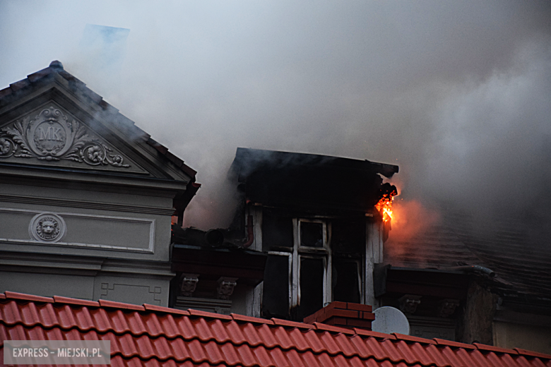 Pożar zabytkowej kamienicy na ul. Głównej w Bardzie. Dach nad głową straciło kilkanaście osób