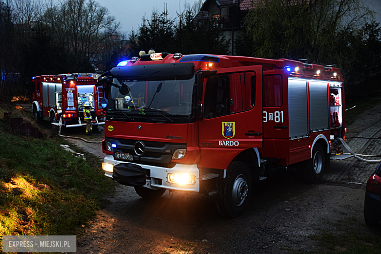 Pożar zabytkowej kamienicy na ul. Głównej w Bardzie. Dach nad głową straciło kilkanaście osób