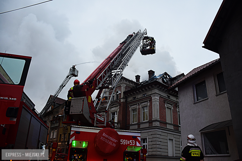 Pożar zabytkowej kamienicy na ul. Głównej w Bardzie. Dach nad głową straciło kilkanaście osób