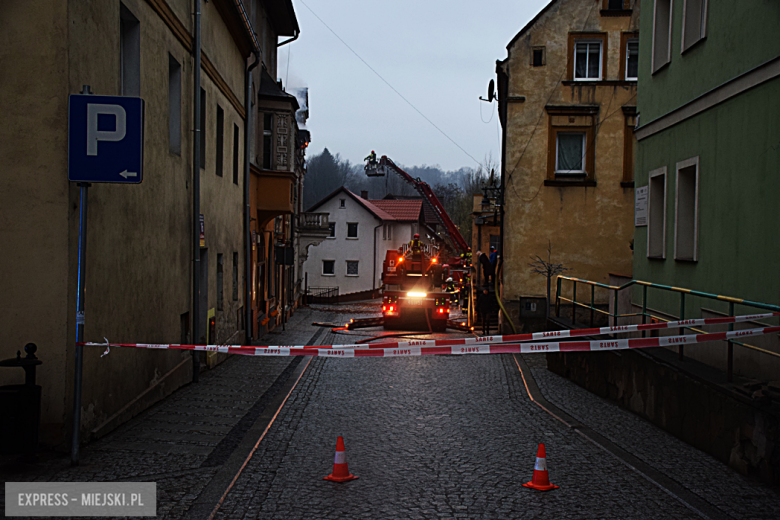 Pożar zabytkowej kamienicy na ul. Głównej w Bardzie. Dach nad głową straciło kilkanaście osób