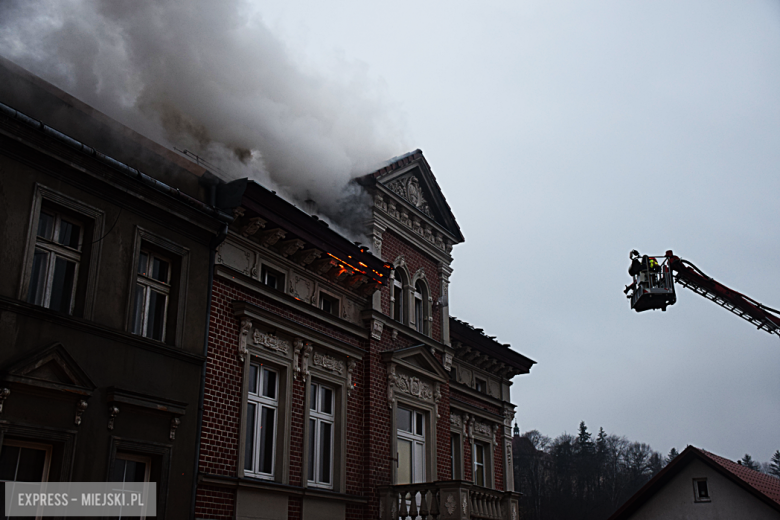 Pożar zabytkowej kamienicy na ul. Głównej w Bardzie. Dach nad głową straciło kilkanaście osób