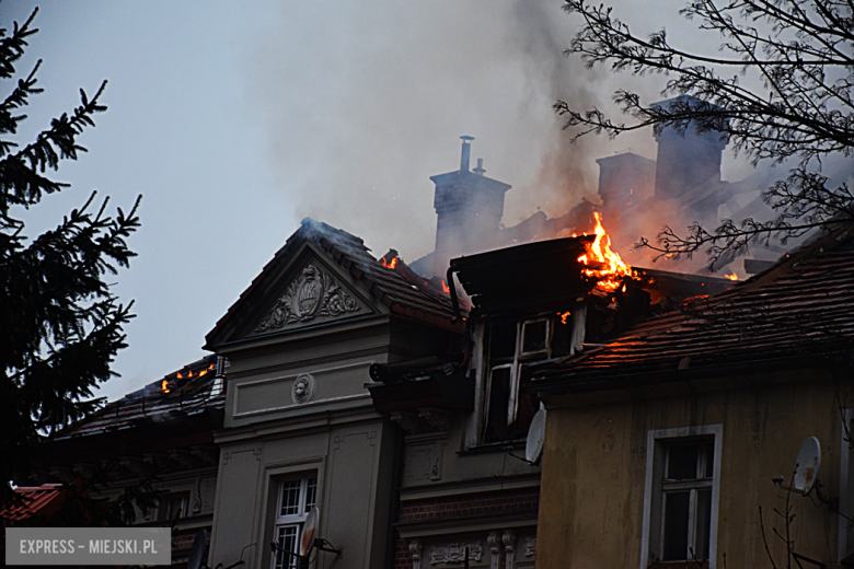 Pożar zabytkowej kamienicy na ul. Głównej w Bardzie. Dach nad głową straciło kilkanaście osób