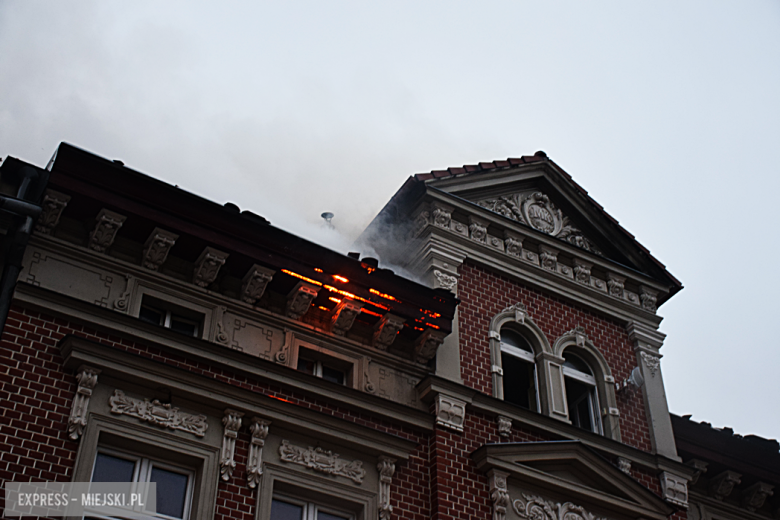 Pożar zabytkowej kamienicy na ul. Głównej w Bardzie. Dach nad głową straciło kilkanaście osób