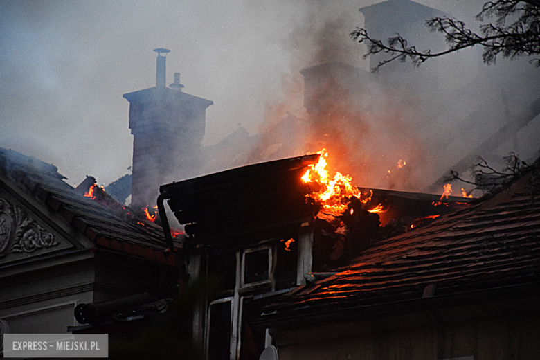 Pożar zabytkowej kamienicy na ul. Głównej w Bardzie. Dach nad głową straciło kilkanaście osób