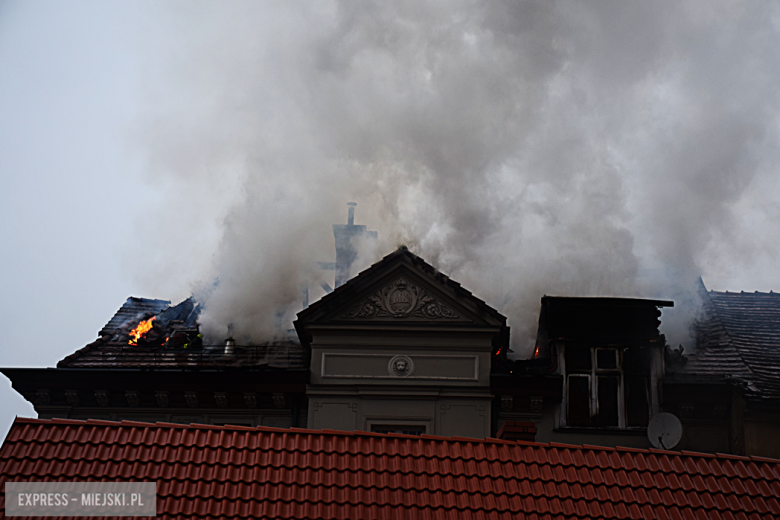 Pożar zabytkowej kamienicy na ul. Głównej w Bardzie. Dach nad głową straciło kilkanaście osób