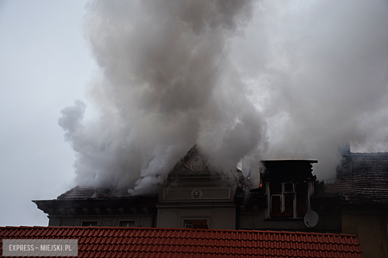 Pożar zabytkowej kamienicy na ul. Głównej w Bardzie. Dach nad głową straciło kilkanaście osób