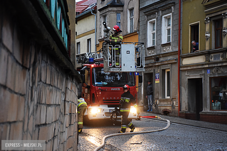 Pożar zabytkowej kamienicy na ul. Głównej w Bardzie. Dach nad głową straciło kilkanaście osób