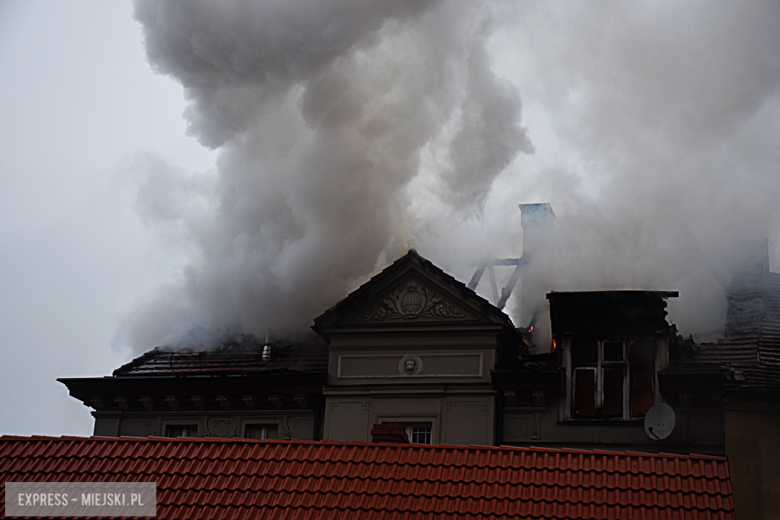 Pożar zabytkowej kamienicy na ul. Głównej w Bardzie. Dach nad głową straciło kilkanaście osób