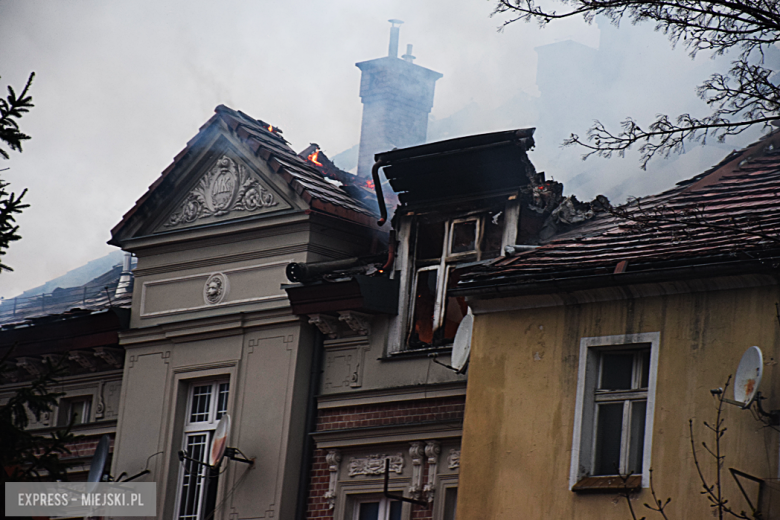 Pożar zabytkowej kamienicy na ul. Głównej w Bardzie. Dach nad głową straciło kilkanaście osób