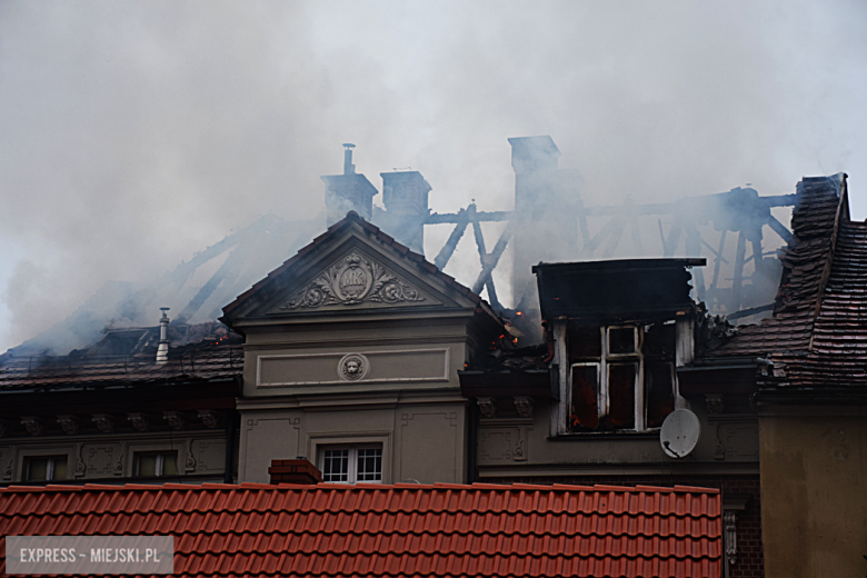 Pożar zabytkowej kamienicy na ul. Głównej w Bardzie. Dach nad głową straciło kilkanaście osób