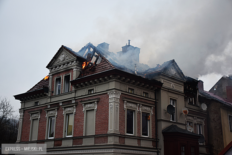 Pożar zabytkowej kamienicy na ul. Głównej w Bardzie. Dach nad głową straciło kilkanaście osób