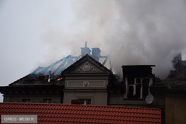 Pożar zabytkowej kamienicy na ul. Głównej w Bardzie. Dach nad głową straciło kilkanaście osób