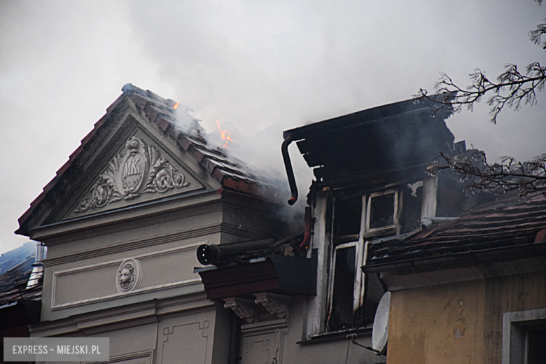 Pożar zabytkowej kamienicy na ul. Głównej w Bardzie. Dach nad głową straciło kilkanaście osób