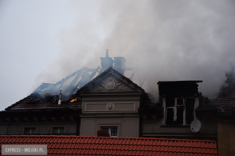 Pożar zabytkowej kamienicy na ul. Głównej w Bardzie. Dach nad głową straciło kilkanaście osób