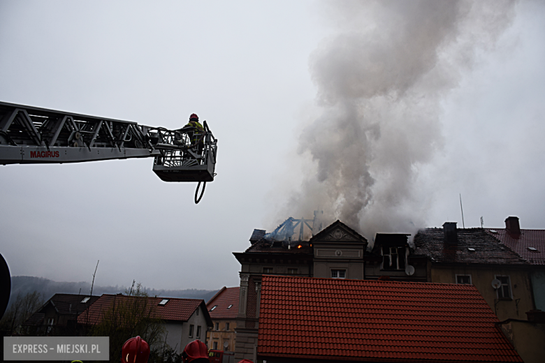 Pożar zabytkowej kamienicy na ul. Głównej w Bardzie. Dach nad głową straciło kilkanaście osób